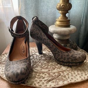 Like New Sofft Heels, leapard Print with anklet ties, 9; taupe brown.